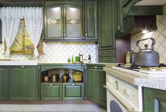 Оформление окна на классической кухне зеленого цвета