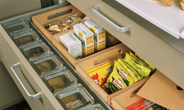 Выдвижной шкаф с ёмкостями для сыпучих продуктов