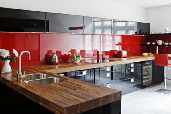 Красный фартук на черно белой кухне