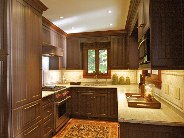 Классика: деревянные фасады кухонного гарнитура коричневого цвета