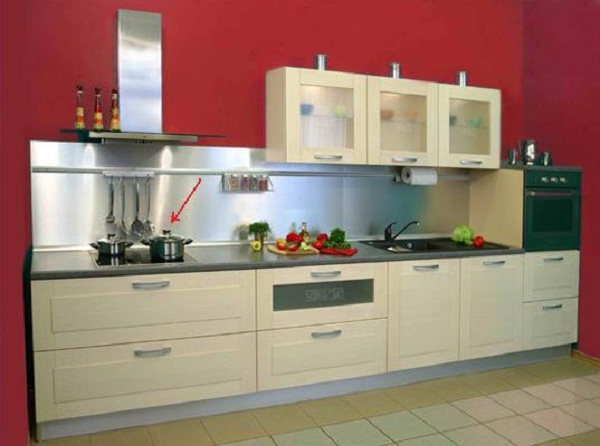 Кухонный гарнитур со встроенной плитой: варочная панель и духовка расположены отдельно друг от друга.