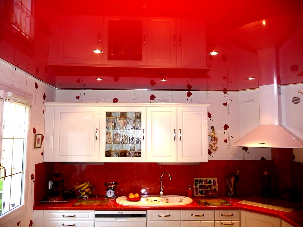 дизайн кухонного потолка фото