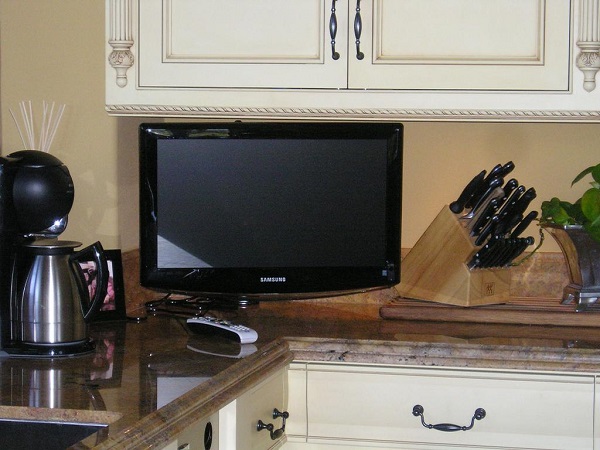 куда на кухне поставить телевизор