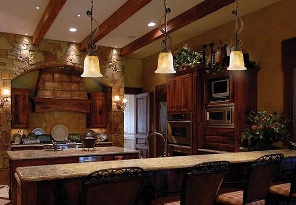 Деревянные балки на потолке кухни