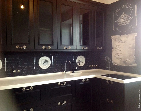 Черные розетки на белом фартуке кухни фото