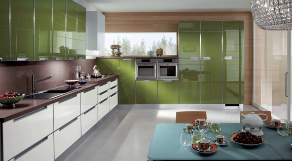 Зеленая кухня с глянцевыми фасадами