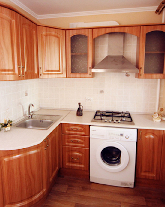 Угловая кухня со стиральной машиной и холодильником: примеры на фото